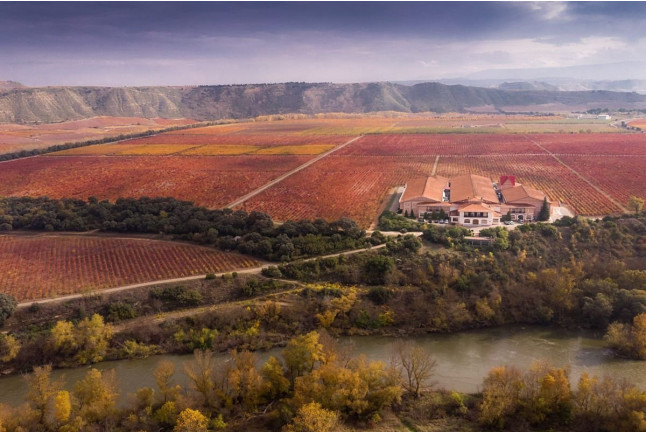 Visita Cantos para dos: Visita a los Viñedos, Bodega y Cata de Vinos en la Bodega Finca Valpiedra (La Rioja)