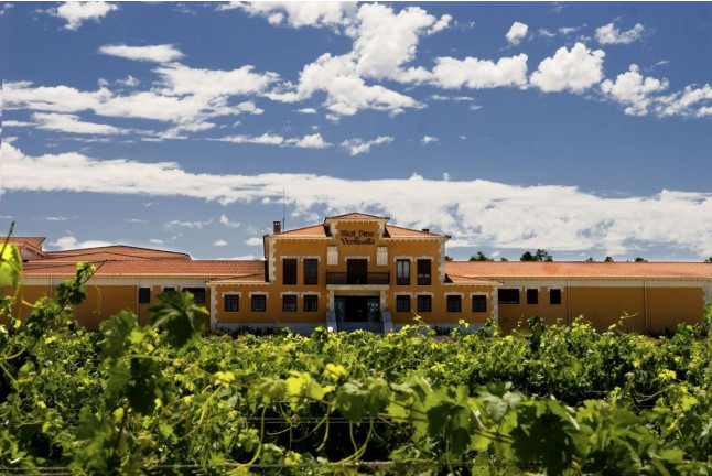 Escapada en La Posada de Pradorey con Cena, Visita a Bodega, Viñedos y Cata de Vinos de Alta Gama para dos (Gumiel de Mercado, Burgos)