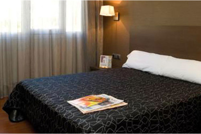 Escapada y Bodega: Noche con Cena en Hotel Cisneros 3* y Visita a Bodega Vinícola de Arganda con Degustación y Maridaje (Madrid)