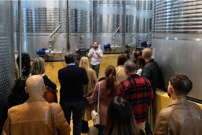 Visita a Bodega con Cata de Vinos y Opción a Menú o Maridaje para dos en Huerta de Albalá (Arcos de la Frontera, Cádiz)