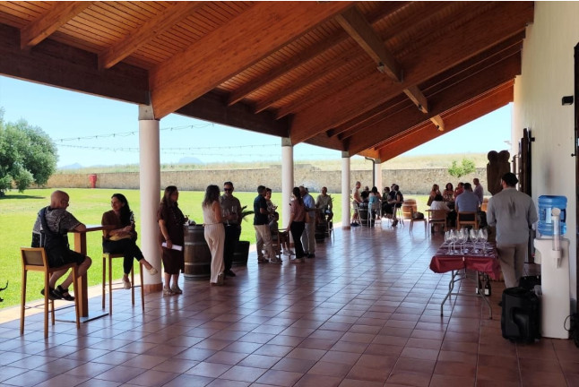 Visita a Bodega con Cata de Vinos y Opción a Menú o Maridaje para dos en Huerta de Albalá (Arcos de la Frontera, Cádiz)