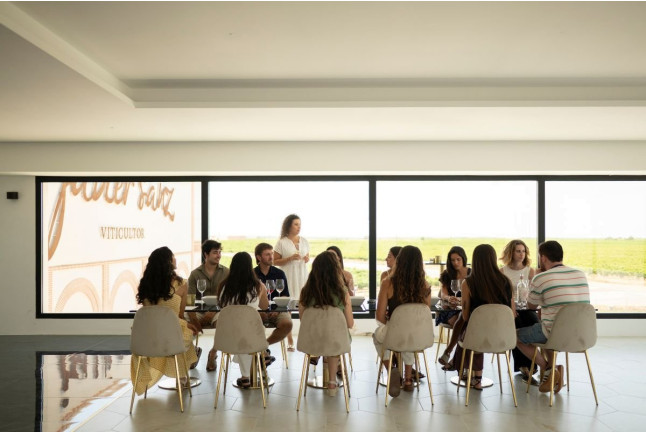 Visita a Bodega Subterránea y Lagar Histórico con Cata de Vinos y Tapas para dos en Javier Sanz Viticultor (La Seca, Valladolid)