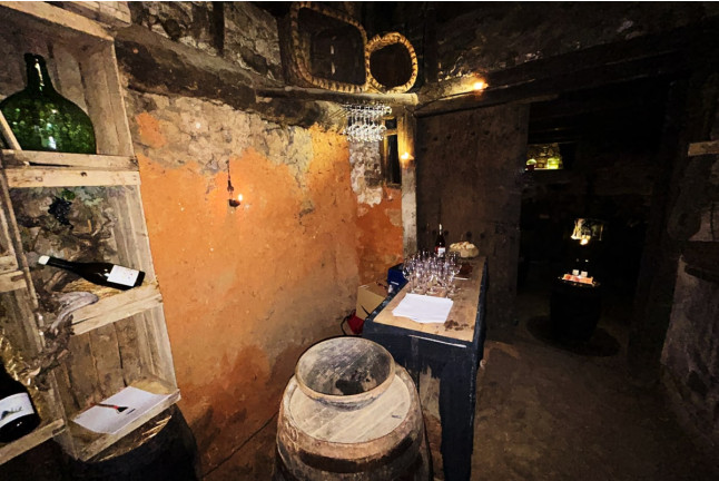 Escapada Romántica en El Ático del Astrónomo con Visita a La Bodega Medieval (San Martín del Castañar, Salamanca)