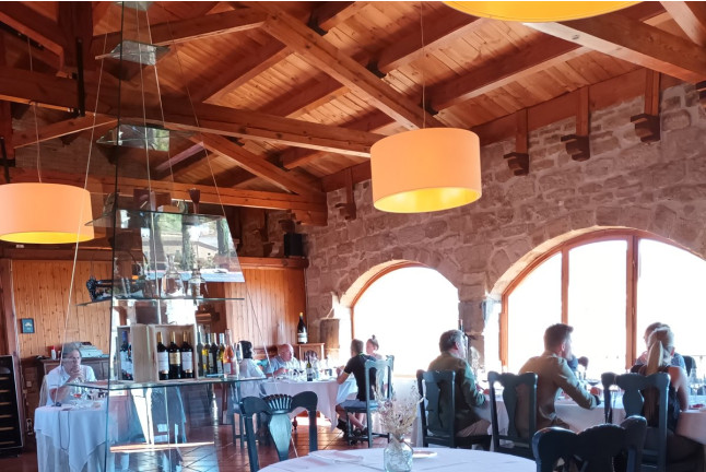 Visita Guiada a Bodegas Castillo de Monjardín con Cata, Aperitivo y Menú Maridaje para dos (Villamayor de Monjardín, Navarra)