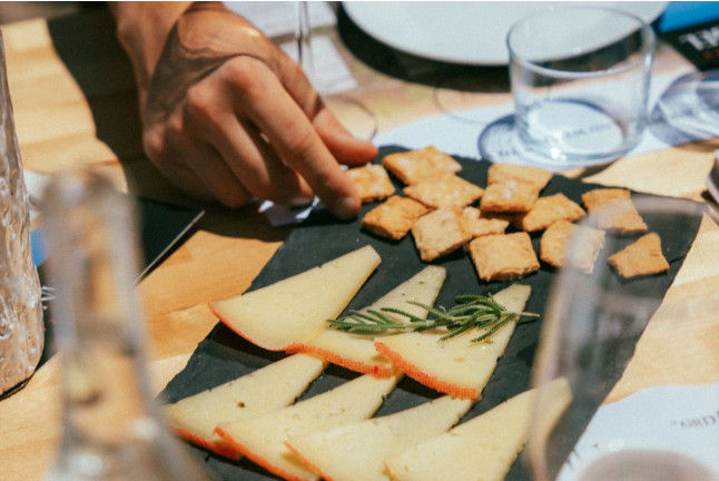 Tour, Cata y Paella: Visita con Cata y Menú Va d’Arros by Kike Martí para dos en Bodegas Ángel (Santa María del Camí, Mallorca)
