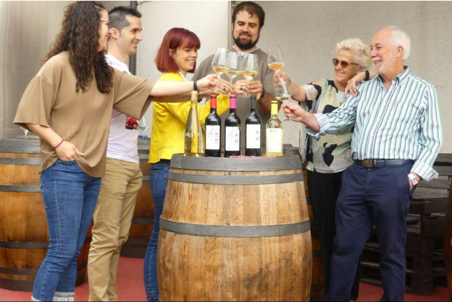 Visita a 2 bodegas con calado del Siglo XIX, cata de 3 vinos y picoteo para dos en Bodegas Araico (Villabuena de Álava, Álava)
