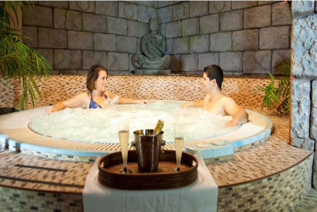 Visita a Bodegas Osborne con Cata de Vinos y Circuito Spa con Comida Romántica para dos (Cádiz)