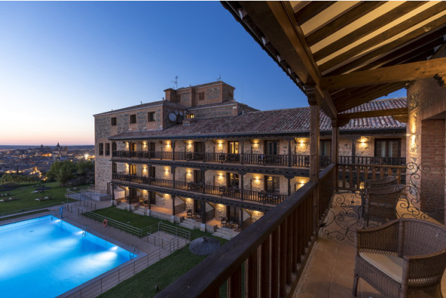 Escapada de 2 Noches con Desayuno y Comida o Cena para dos en uno de los Paradores de España (98 localizaciones a elegir)