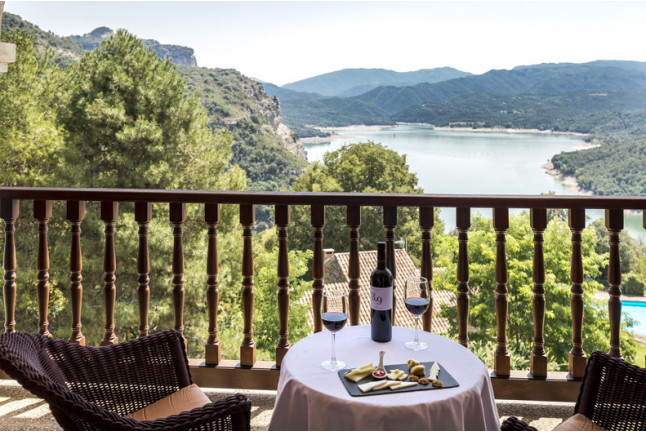 Escapada de 2 Noches con Desayuno y Comida o Cena para dos en uno de los Paradores de España (98 localizaciones a elegir)