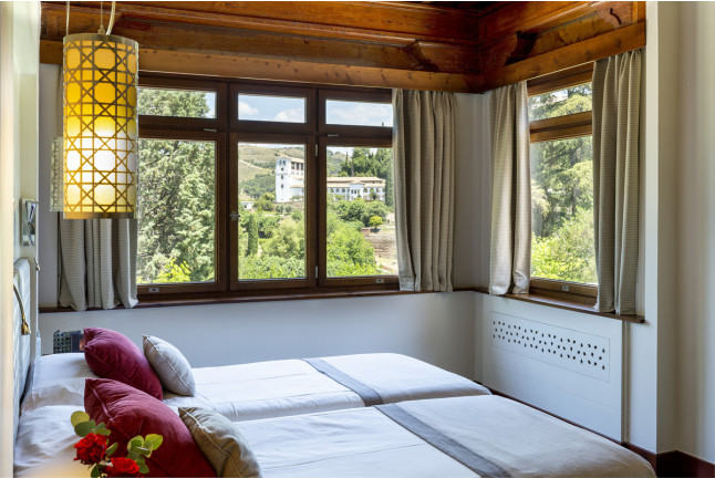 Escapada con Desayuno y Comida o Cena para dos personas en Parador de Granada 4* (Granada)