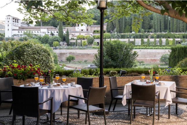 Escapada con Desayuno y Comida o Cena para dos personas en Parador de Granada 4* (Granada)
