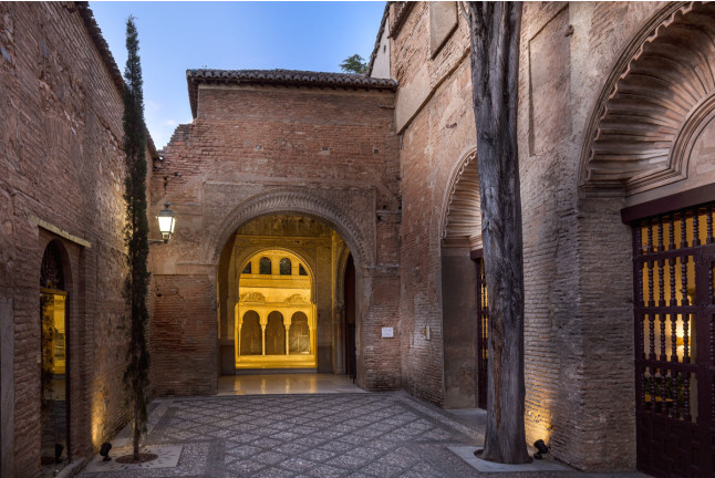 Escapada con Desayuno y Comida o Cena para dos personas en Parador de Granada 4* (Granada)