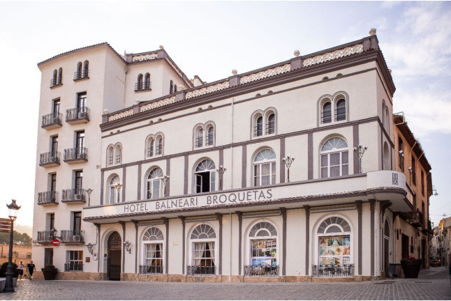 Experiencia Thermalium Deluxe: Recorrido Termal, Masaje, Caldarium y Aperitivo para dos en RVHotels Broquetas (Caldes de Montbui, Barcelona)