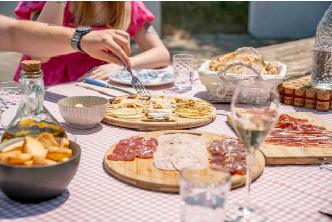Brunch, Visita y Cata para dos en Cava Rovellats (Barcelona)