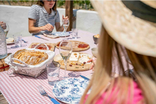 Brunch, Visita y Cata para dos en Cava Rovellats (Barcelona)