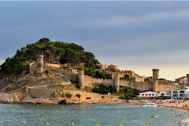 Escapada de 2 Noches en Apartamento y Bautismo de Buceo para dos (Tossa de Mar, Girona) 