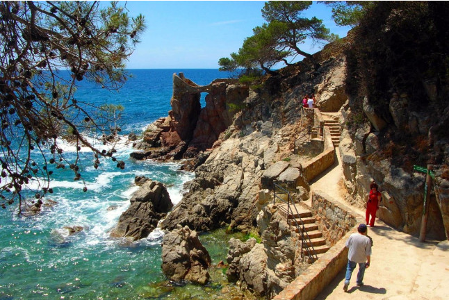 Escapada de 2 Noches en Apartamento y Bautismo de Buceo para dos (Tossa de Mar, Girona) 