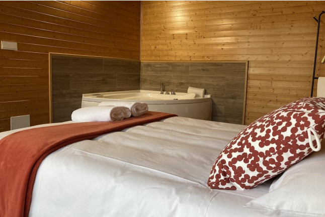 Escapada en Cabaña con Jacuzzi en A Quinta de Bouzas (Mazarico, A Coruña)