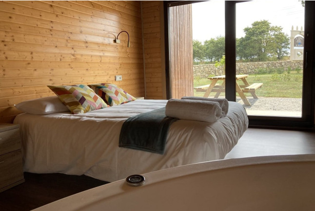 Escapada en Cabaña con Jacuzzi en A Quinta de Bouzas (Mazarico, A Coruña)