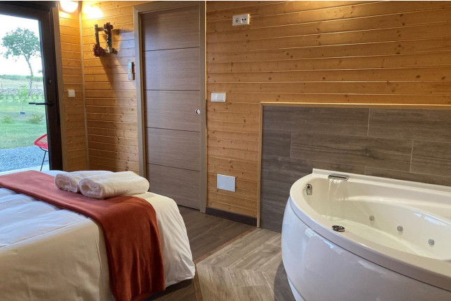 Escapada en Cabaña con Jacuzzi en A Quinta de Bouzas (Mazarico, A Coruña)