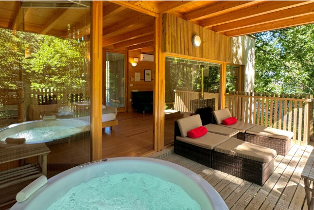 Escapada de 2 Noches en una Cabaña con Jacuzzi, Desayuno y Visita a Viñedos y Bodega (A Coruña)