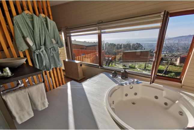 Escapada de 2 Noches en una de las Cabañas con Bañera Hidromasaje y Jacuzzi Exterior de Nidos de Carnota (Carnota, A Coruña)