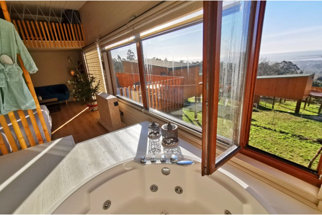 Escapada de 2 Noches en una de las Cabañas con Bañera Hidromasaje y Jacuzzi Exterior de Nidos de Carnota (Carnota, A Coruña)