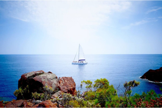 Excursión en Catamarán a Cala Blanca con Moto de Agua, Baño y Comida (Jávea, Alicante)