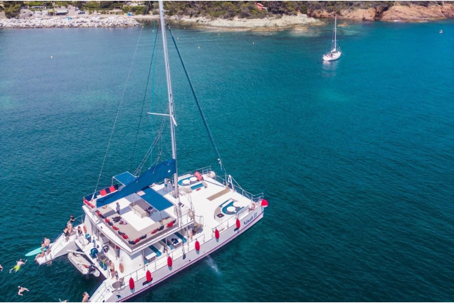 Excursión en Catamarán a Cala Blanca con Moto de Agua, Baño y Comida (Jávea, Alicante)