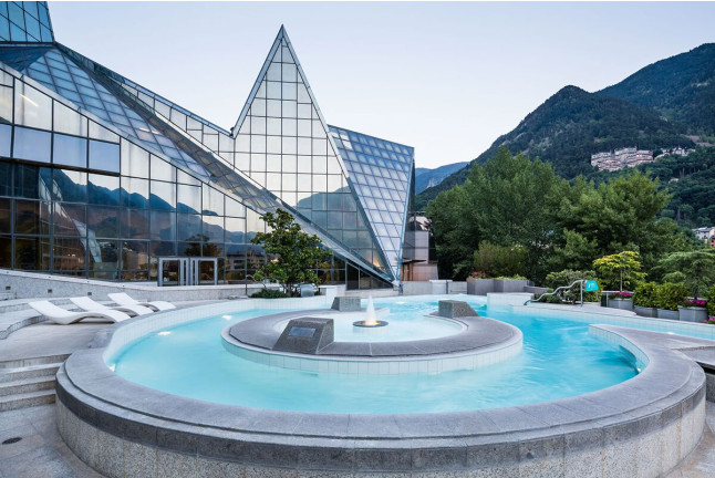 Escapada en Hotel 3* o 4* con Entrada a Termolúdico de Caldea y Circo del Sol (Andorra)