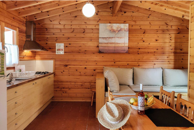 Escapada de 1 o 2 Noches en Bungalow de Madera con Desayuno y Circuito Termal en el Càmping Prades (Prades, Tarragona)