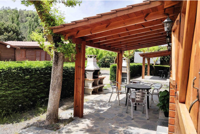 Escapada de 1 o 2 Noches en Bungalow de Madera con Desayuno y Circuito Termal en el Càmping Prades (Prades, Tarragona)