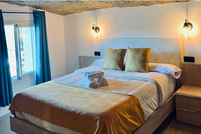 Escapada de 2 Noches en Casa Cueva Luxe "Las Calcetas" con Circuito Relax en Setenil Rural (Setenil de las Bodegas, Cádiz)