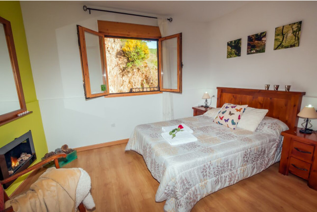Escapada de 2 Noches con Jacuzzi Privado en Casa Rural Aguas Frías *** (La Omañuela, León)