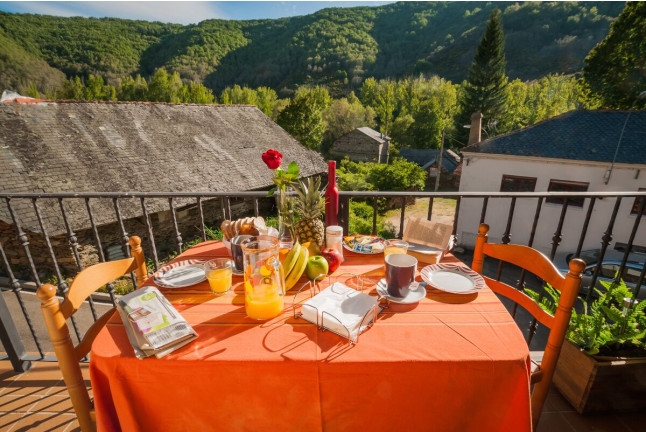 Escapada de 2 Noches con Jacuzzi Privado en Casa Rural Aguas Frías *** (La Omañuela, León)