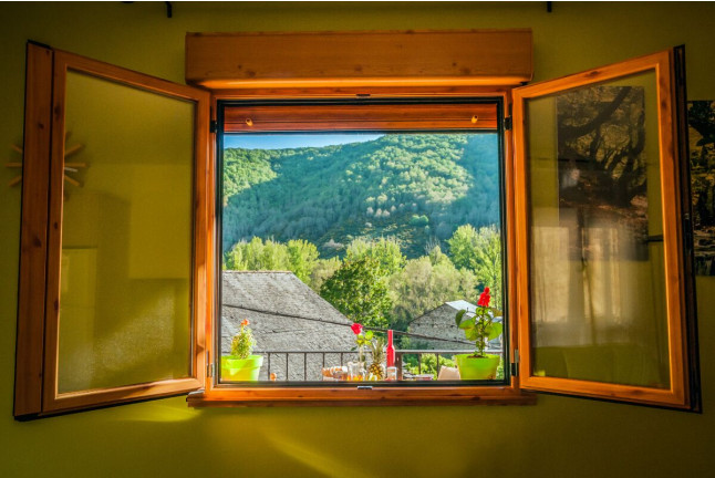 Escapada de 2 Noches con Jacuzzi Privado en Casa Rural Aguas Frías *** (La Omañuela, León)
