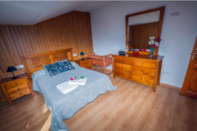 Escapada de 2 Noches con Jacuzzi Privado en Casa Rural Aguas Frías *** (La Omañuela, León)