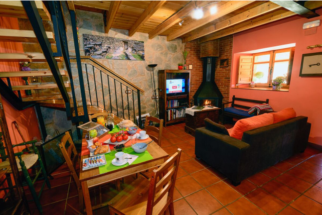 Escapada de 2 Noches con Bañera de Hidromasaje en Casa Rural Entre Valles (Benllera, León)