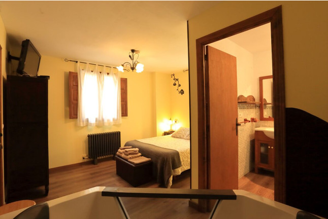 Escapada 2 noches en Casa Rural Senderuela con Jacuzzi Privado y Visita a Bodega (La Rioja)