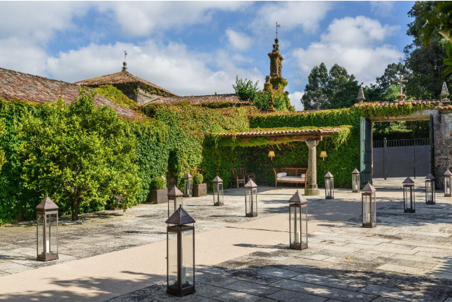 Escapada en Casa Rural Pazo Larache y Visita a Bodega Pazo de Señorans con Cata de Vino y Aguardientes para dos (Pontevedra) 