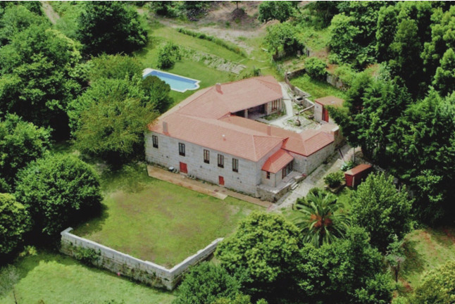 Escapada en Casa Rural Pazo Larache y Visita a Bodega Pazo de Señorans con Cata de Vino y Aguardientes para dos (Pontevedra) 