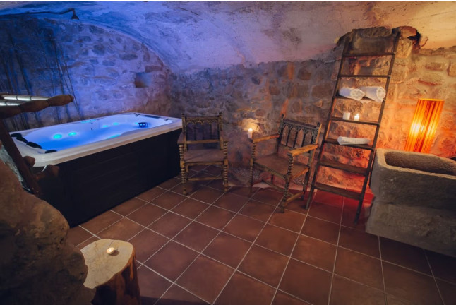 Escapada con Spa Privado y Cena en Castell de l'Aguda (Lleida)
