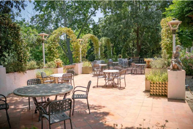 Desayuno en el Jardín, Visita y Cata para dos en Cava Rovellats (Barcelona)