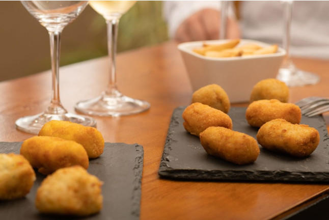 Visita a Bodega con Cata de Vinos y Croquetas en Caves Nadal (Torrelavit, Barcelona)