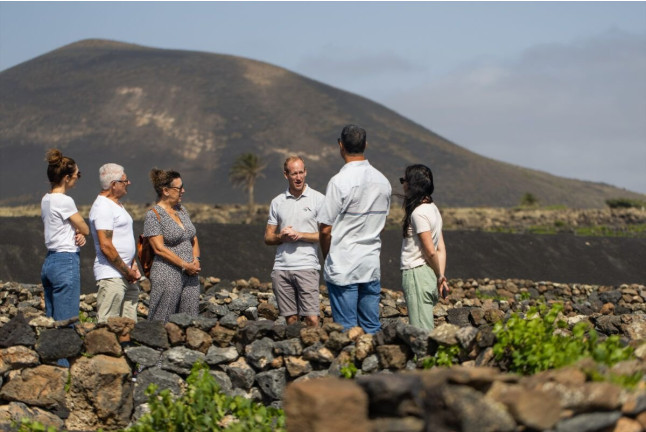 Visita a los Viñedos y a la Bodega Vulcano con Cata de Vinos Guiada (Lanzarote)