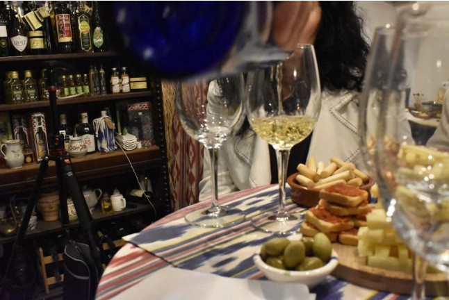 Cata de Vinos con Maridaje de Quesos en Avinae Wine & Spirits (Palma, Mallorca)