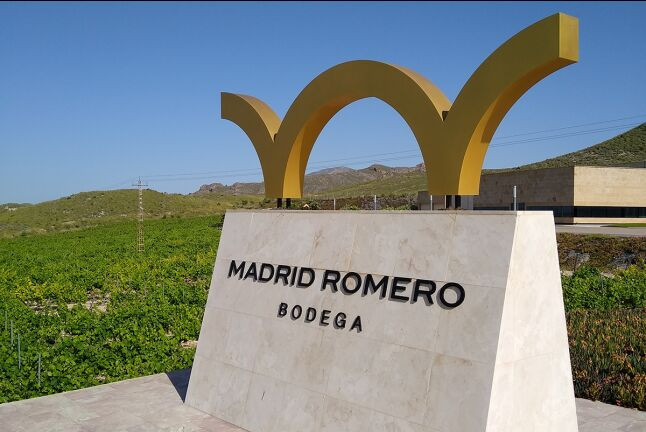 Visita a Bodega Madrid Romero con Cata de 5 Vinos y Circuito Termal para dos en Lohega Spa (Murcia)