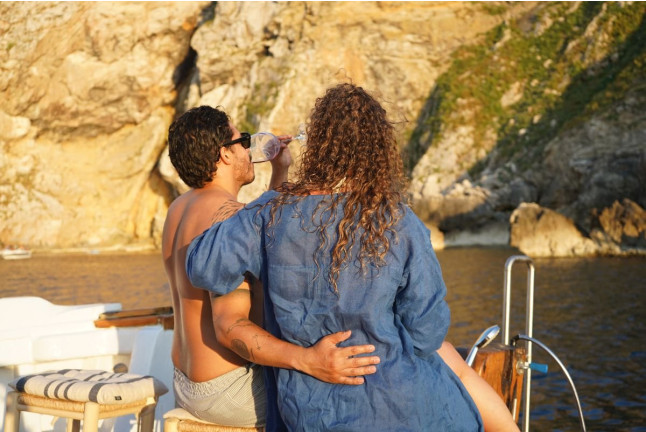 Salida Privada en Barco con Cata de Vino por las Illes Medes (L’Estartit, Girona)