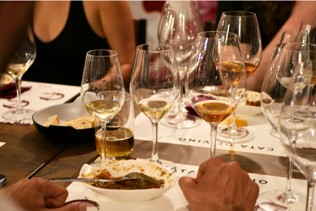 Cata de Vinos con Maridaje de Tapas para dos (Sevilla)