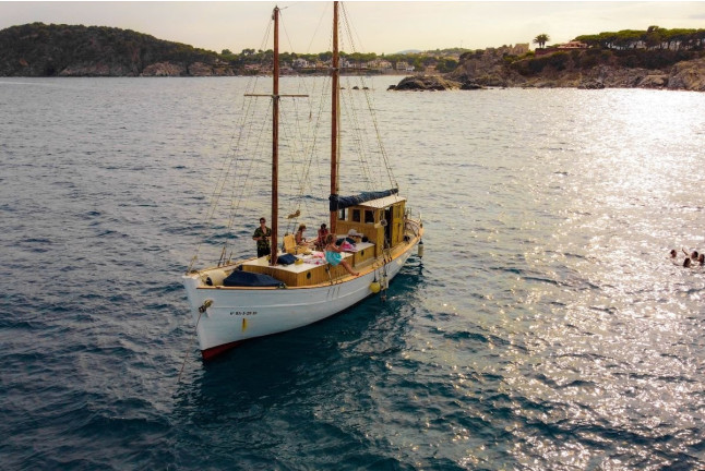 Salida Privada en Barco con Cata de Vino (Palamós, Girona)